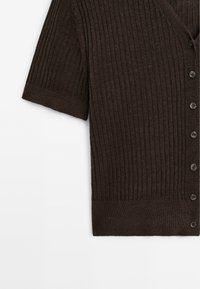 Cardigan à manches courtes en maille côtelée marron foncé avec des boutons sur le devant et une taille légèrement ajustée.