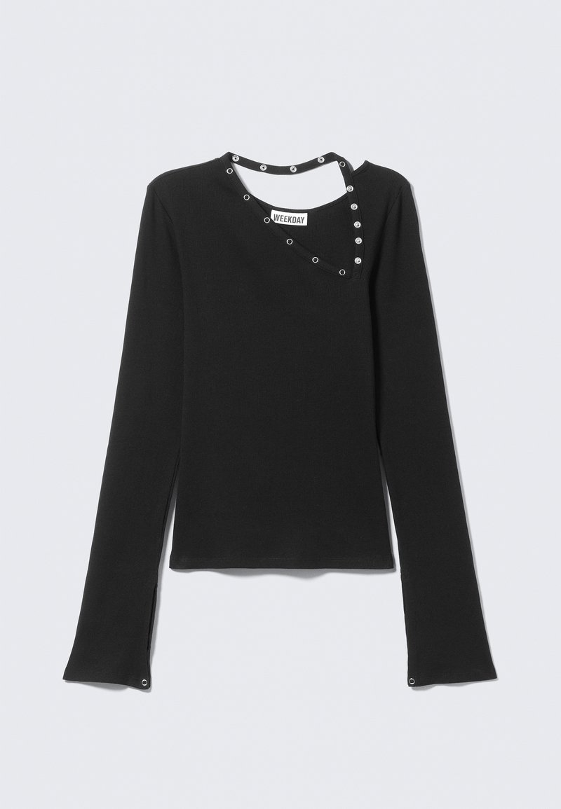 Chemise noire à manches longues avec un col asymétrique ornée de détails œillet argentés et une étiquette "Weekday" au niveau du col.