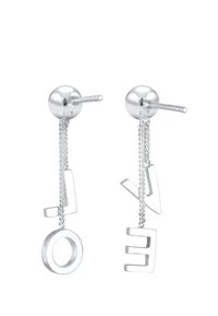 Pendientes de plata con perlas esféricas y cadenas colgantes. Los charms incluyen un círculo abierto, una forma angular y acentos de letras geométricas.