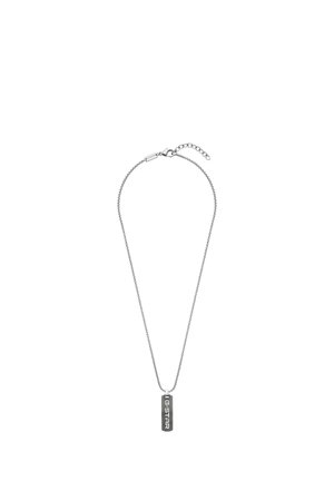 Collana a catena in argento con chiusura regolabile e pendente rettangolare inciso con il logo G-STAR.