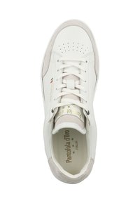Zapatilla de piel blanca con acentos de ante, puntera perforada, cordones planos y detalle de logo metálico. Interior etiquetado "Pantofola d'Oro."