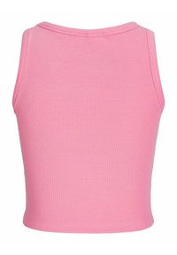 Roza rebrasta kratka majica s širokimi naramnicami, izrezanim hrbtom in oprijetim krojem, ki ima gladko teksturo in čisto obrobo.