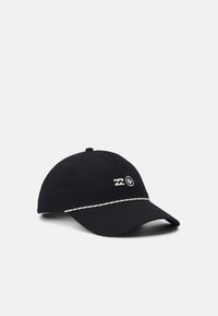 Gorra de béisbol negra con una corona estructurada, detalles de logotipo bordados y una banda blanca cosida contrastante alrededor del borde.