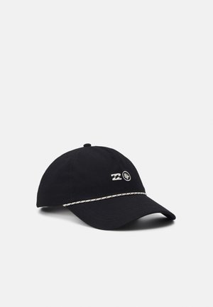 Gorra de béisbol negra con una corona estructurada, detalles de logotipo bordados y una banda blanca cosida contrastante alrededor del borde.