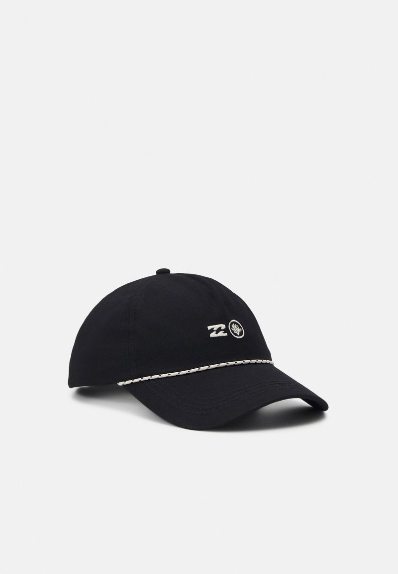 Gorra de béisbol negra con una corona estructurada, detalles de logotipo bordados y una banda blanca cosida contrastante alrededor del borde.