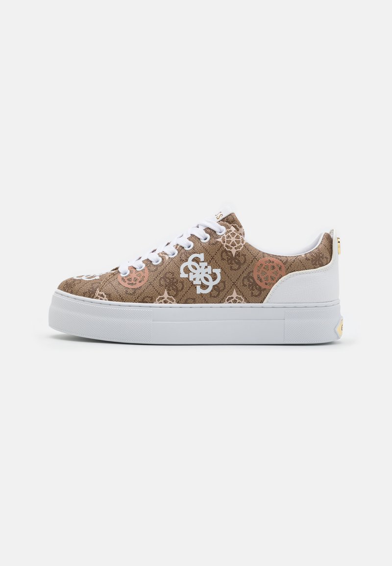 Bruine sneakers met patroon en witte zool, met een textuur, witte veters en logo-accenten in wit en roze op de bovenkant.