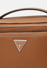 Guess MILANO BEAUTY CASE HANDLE - Vreća za pranje - sand
