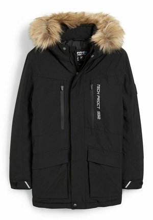 Czarna zimowa parka z kapturem obszytym futrem, wieloma zapinanymi na zamek i patki kieszeniami oraz napisem "TECH PROCT 932" na piersi.