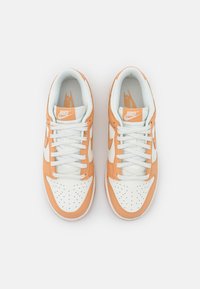 Nike Sportswear DUNK - Sapatilhas - sail/harvest moon
