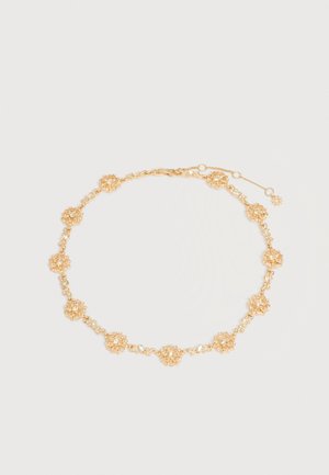 Verižica z zlato tonirano cvetlično verigo z majhnimi kristalnimi poudarki in nastavljivo zaponko na svetli podlagi.