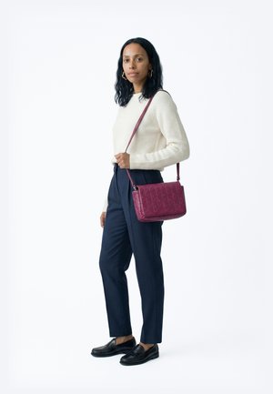 Calvin Klein EMBLEM PUFFER FLAP - Schoudertas - alluring pink