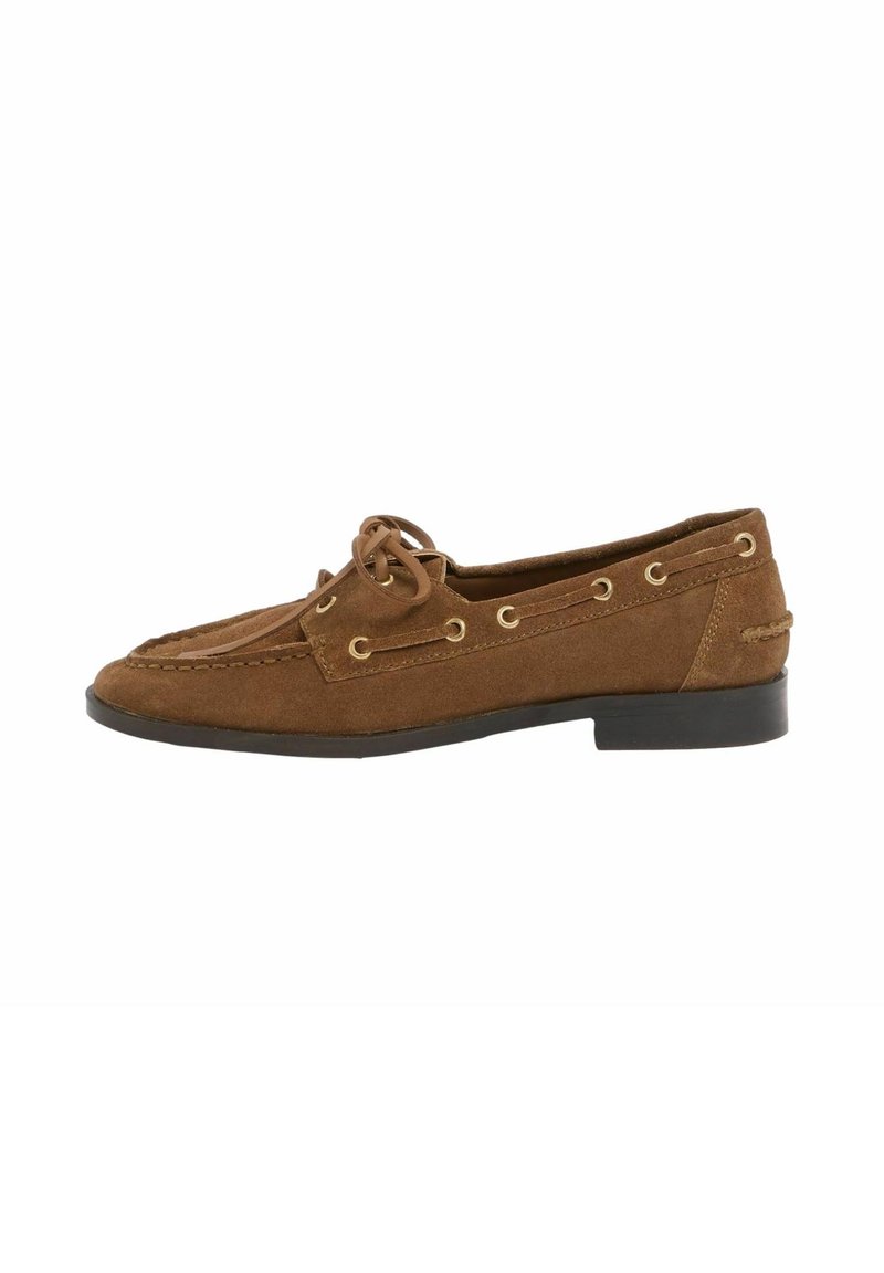 Hnedé semišové pánske loafers s koženým šnurovaním a nízkou čiernou podrážkou, zobrazené v bočnom profile na bielom pozadí.