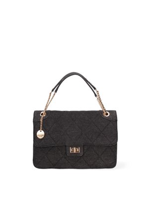 Sac à main en tissu noir matelassé avec une chaîne dorée, un fermoir en métal et un détail de charme. Présente une forme structurée et une fermeture à rabat.