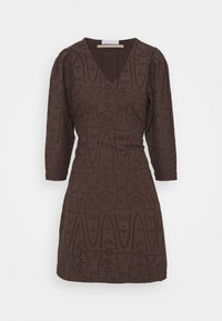 Robe courte marron à col en V avec manches bouffantes 3/4 et motifs complexes de broderie florale et géométrique découpée.