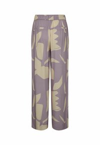 Weite Hose aus weichem, leichtem Stoff. Lavendelfarbener Grund mit großen beigen abstrakten Mustern. Elastischer Bund und zwei Gesäßtaschen.