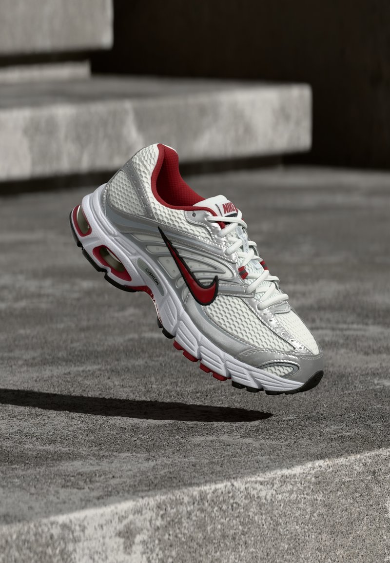 Nike AIR MAX MOTO 2K white/team crimson/metallic silver-coloured/black/flat silver-coloured/white