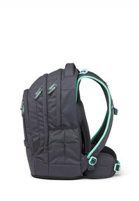 Zaino grigio con dettagli turchesi, dotato di spallacci imbottiti, più tasche esterne e un design strutturato per offrire supporto.