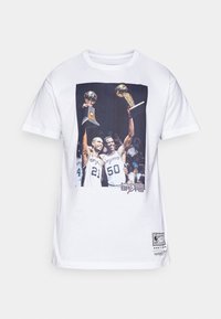 Mitchell & Ness NBA SAN ANTONIO SPURS DUNCAN & ROBINSON NBA PLAYER PHOTO TEE - Klub merchandise - white