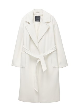 Manteau blanc ceinturé avec un col cranté, des manches longues et deux poches avant. Fabriqué en tissu doux avec une texture lisse.