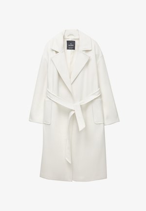 Hvid bæltefrakke med notch-krave, lange ærmer og to forlommer. Fremstillet af blødt stof med en glat tekstur.