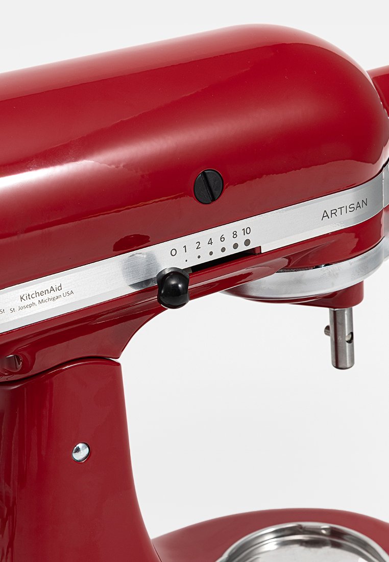 Roter KitchenAid Artisan Standmixer mit Geschwindigkeitsregelung und sichtbarem Edelstahlschüsselboden.
