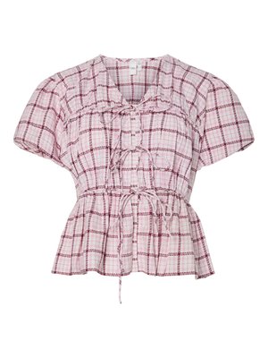 Peplum blouse met korte mouwen in lichtroze met een witte ruitpatroon. Beschikt over een strik vooraan, plooien in de taille en zachte katoenen stof.