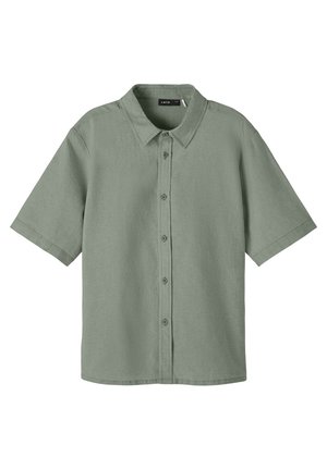 Chemise à manches courtes avec boutons, de couleur vert discret, avec col classique et six boutons devant, présentée de face sur fond uni.