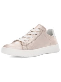 Lav sneaker med tekstureret lys rosa læderoverdel, hvide snørebånd og tyk hvid sål, vinklet for at vise ydersiden og fronten.