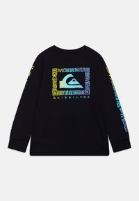 T-shirt a maniche lunghe nera con una grafica geometrica colorata sul retro, con il testo "Quiksilver" e disegni intricati sulle maniche.