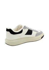 Sneaker bianco e grigio con accenti neri, dotato di tomaia in pelle liscia, sovrapposizioni in camoscio e suola in gomma testurizzata.