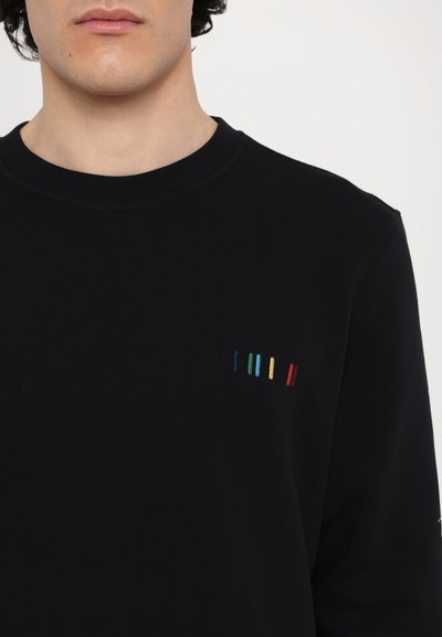 Sorte sweatshirt med rund hals, der har en lille brystlomme med farverige lodrette striber i grøn, blå, gul og rød. Blød tekstur.