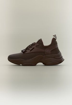 Chaussure de sport tricotée brun foncé avec semelle épaisse, lacets élastiques sans nouer, et languette à l'arrière, vue de profil sur fond neutre.