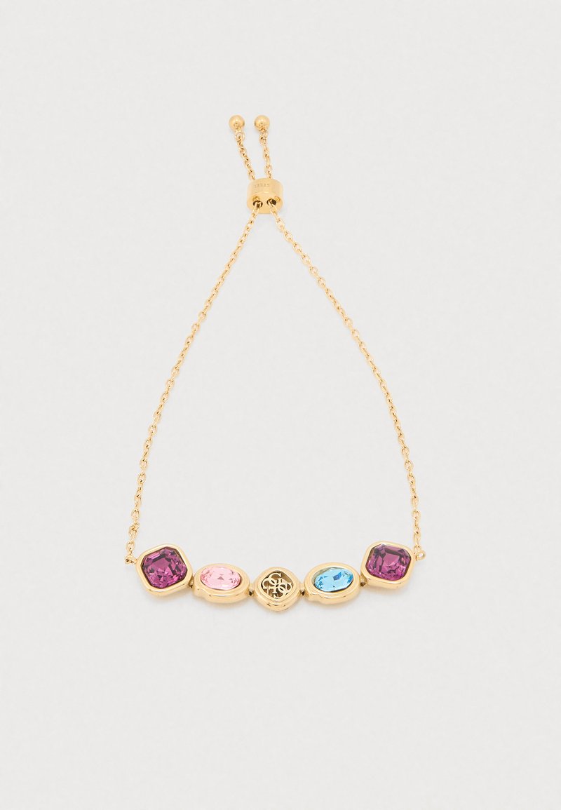 Pulseira de ouro com cinco pedras multicoloridas: roxa, rosa e azul. Montadas em molduras ornamentais, com um design de corrente delicada.