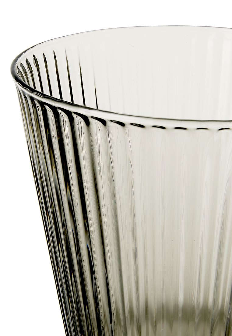 Durchsichtige Glasvase mit einer genoppten Textur, die eine konische Form und eine rauchgraue Farbe aufweist. Glatte Kante mit einer leicht nach außen gewölbten Öffnung.