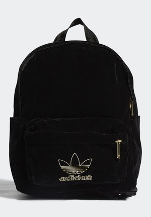 Czarny plecak Adidas ze złotymi suwakami, przednią kieszenią oraz złotym logo Trefoil i napisem na kieszeni.