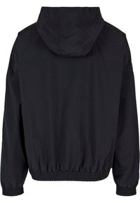 Giubbotto nero con cappuccio, dotato di orlo e polsini elasticizzati. Tessuto liscio con una vestibilità comoda, senza marchi o decorazioni visibili.