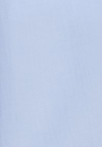 Ljusblått tyg med en slät textur och subtil diagonalt ribbmönster, som visar en enhetlig färg och finish genom hela ytan.