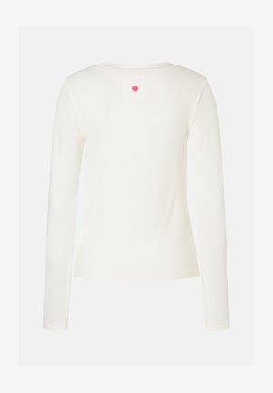 Weißes langärmliges Ripp-Shirt mit Rundhalsausschnitt, von hinten gezeigt, mit einem kleinen rosa runden Patch unter dem Kragen.