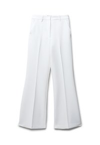 Weiße, weit geschnittene Hosen aus einem glatten Material, mit einem Bund, Eingrifftaschen und scharfen Bügelfalten entlang der Beine für zusätzliche Struktur.