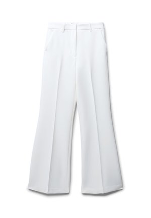 Pantaloni bianchi a gamba larga con una texture liscia, dotati di una vita, tasche frontali e pieghe nette lungo le gambe per una maggiore struttura.