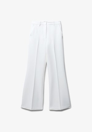 Weiße, weit geschnittene Hosen aus einem glatten Material, mit einem Bund, Eingrifftaschen und scharfen Bügelfalten entlang der Beine für zusätzliche Struktur.