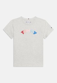 Ανοιχτό γκρι κοντομάνικη μπλούζα με πολύχρωμο κείμενο "TOMMY" στο στήθος και μικρό λογότυπο στο αριστερό μανίκι.