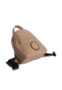 Mochila acolchada beige hecha de material sintético con un parche redondo de logo, un bolsillo frontal con cremallera y correas ajustables negras.