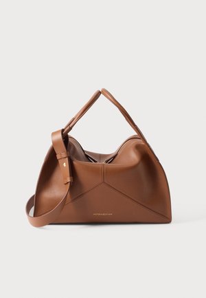 Sac à main en cuir marron avec poignées supérieures et bandoulière réglable, avec des coutures discrètes et la marque Victoria Beckham.