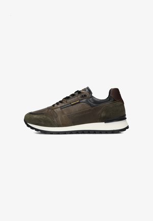 Bruine en olijfgroene sneakers met een bovenwerk van leer en suède, zwarte accenten, vetersluiting en een witte rubberen zool. Textuurdetails aanwezig.