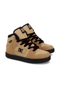 Tannfarbene High-Top-Sneaker aus Wildleder und Leder. Schwarze Schnürsenkel und Akzente, gepolsterter Schaft und Logo an der Seite. Schwarze Gummisohle.