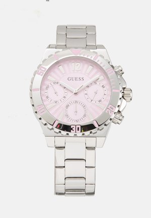 Silberne Armbanduhr mit Metallband, rosa Zifferblatt, drei Nebenskalen und dem Markennamen „GUESS“ unter dem 12-Uhr-Zeiger.
