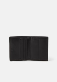Svart lær lommebok åpen, med flere kortspor og en glatt tekstur. Minimalistisk design med subtile søm detaljer.