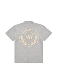 Lysegrå kortermet poloshirt med beige tekst "Pas de Monaco 911 Club" og grafikk av laurbærkrans sentrert på ryggen.