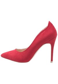 Rode hoge hak van suède met een puntige neus en een gestroomlijnd silhouet. Voorzien van een dunne naaldhak en een binnenvoering voor extra comfort.